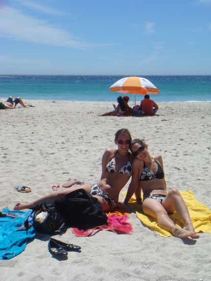 on the Beach!!! Aha habe ich euch erwischt. Ihr seit eifersuechtig ausgenommen mein Papa. Das Wasser betraegt ca. 12 Grad