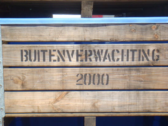 Ein Weingut, bekannt fuer die guten Arbeits und Wohnverhaeltnisse der Angestellten.