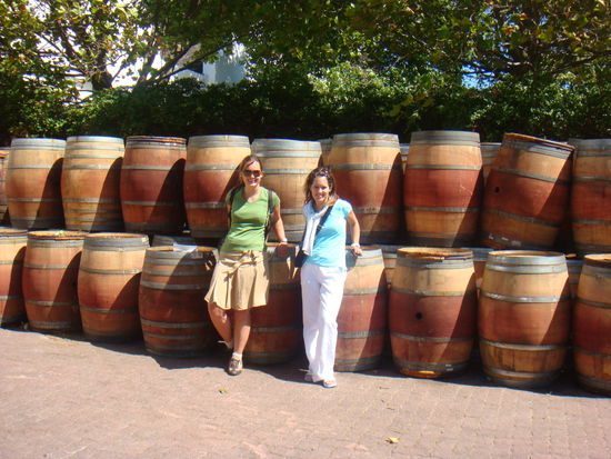Das Fass fast so breit wie ...... das andere Fass 
Didi und ich vor den Barriques