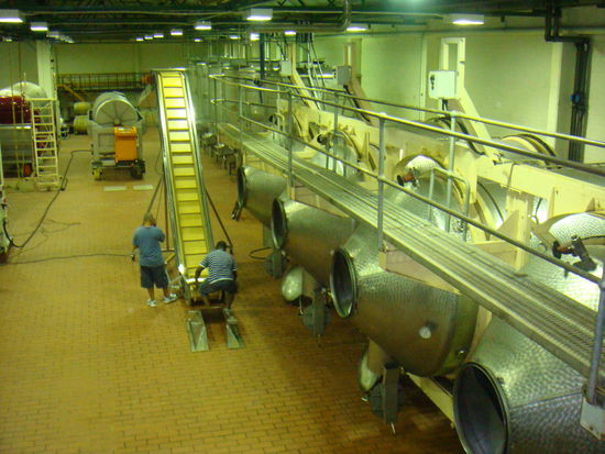 Riesige Weinfaesser aus Stahl