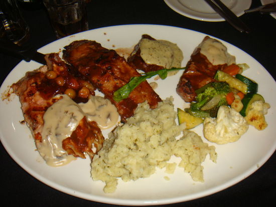 von links nach rechts:
Krokodil, Warzenschwein, Gemsbock und Strauss