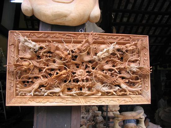 Vor einer Schnitzerwerkstatt