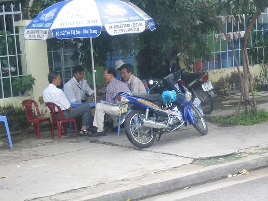Waehrend die Frauen fleissig beim Geld verdienen sind, sitzen die Herren wie ueberall in Vietnam am Strassenrand und trinken Tee