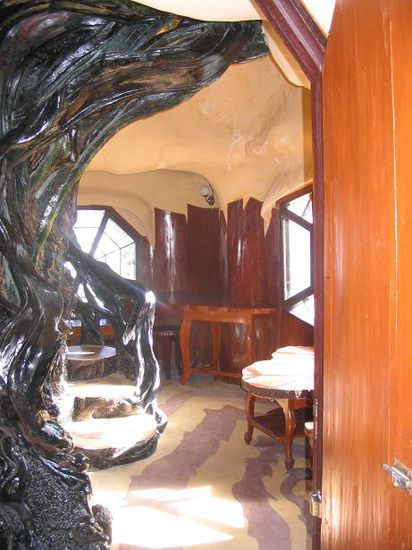 In einem der Raeume des Crazy House