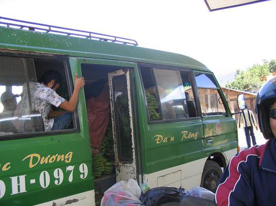 Lokaler Bus (Man beachte die Bananen im Vorderteil des Busses)