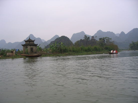 links im Bild zwei Graeber