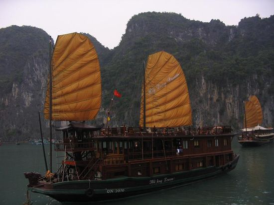 eines der Boote mit Kabinen zum Uebernachten
