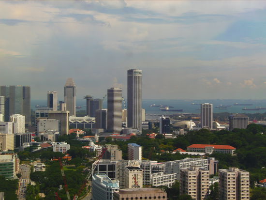 Blick ueber die Stadt vom Dach eines Hotels
