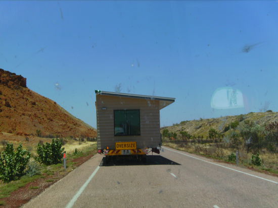Da transportiert jemand sein Haus durchs Outback!