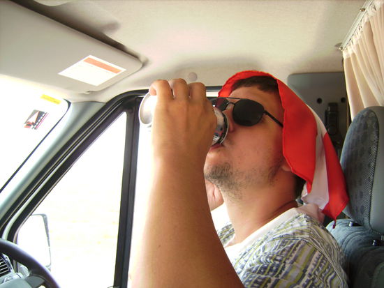 So faehrt es sich leicht 1.350km! Viel Bier und die Fahne und alles ist ok  ... Scherz!!!