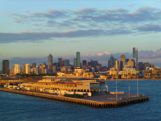 Skyline im Abendrot von der Tasmanienfaehre aus