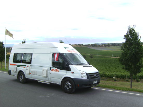 Unser Wohnmobil mit plazierter Fahne vor viktorianischen Weinstoecken... 