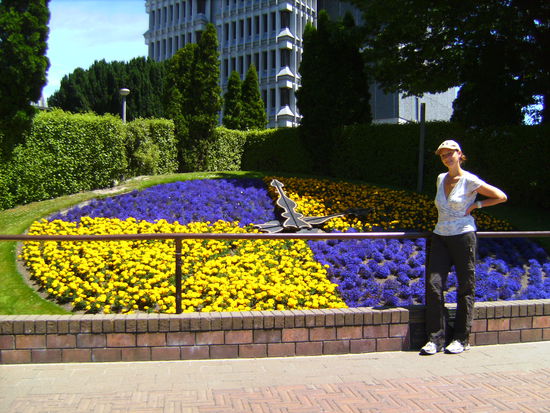 Sabina vor der "Blumenuhr"...wie man sieht waren wir penibelst genau um 14 Uhr 01 dort 