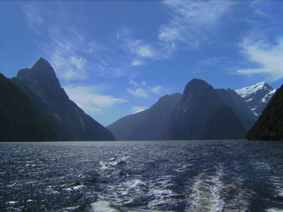 Im Milford Sound...links der Mitre Peak (ca 1.700 Meter hoch) und ganz rechts der hoechste Berg des Sounds (ueber 2.000 Meter)