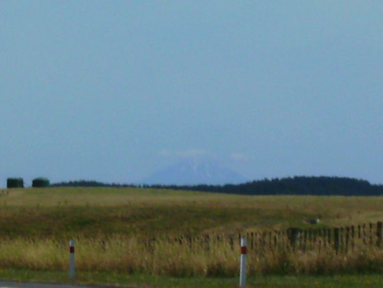 Mount Taranaki fast wolkenfrei aus ueber 200km Entfernung...