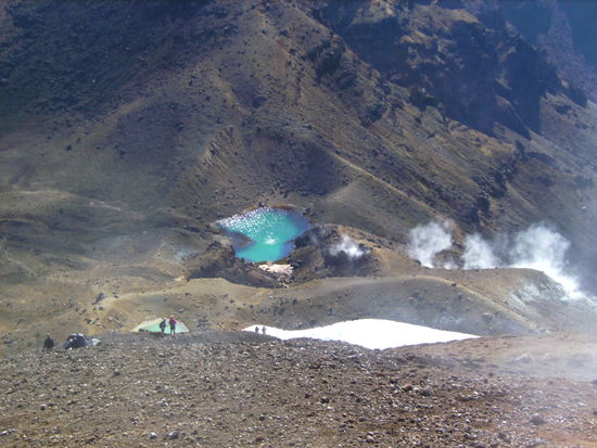 Der steile Abstieg zu den Emerald Lakes