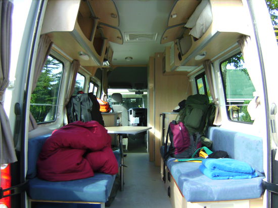 Unser Wohnmobil von innen, nachdem wir das Bett wieder zu Baenken umgebaut haben 