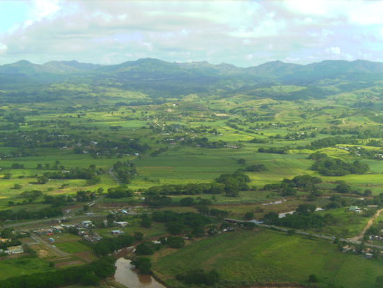 Blick auf Viti Levu, der Hauptinsel Fijis, beim Landeanflug