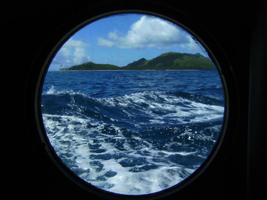 Blick aus unserem Bullauge auf die "stuermische" See... 