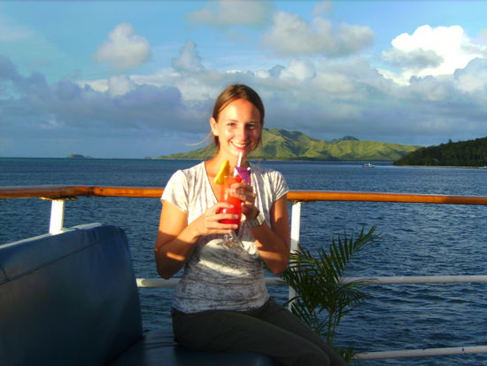 Sabina beim vorabendlichen Cocktailvergnuegen an Deck 