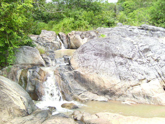 Ein Teil des Wasserfalles mit Inschrift von Koenig Bhumipol