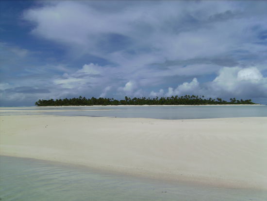 Mitten in der Lagune auf einer Sandbank, von der wir bis zur Insel im Hintergrund gegangen sind!