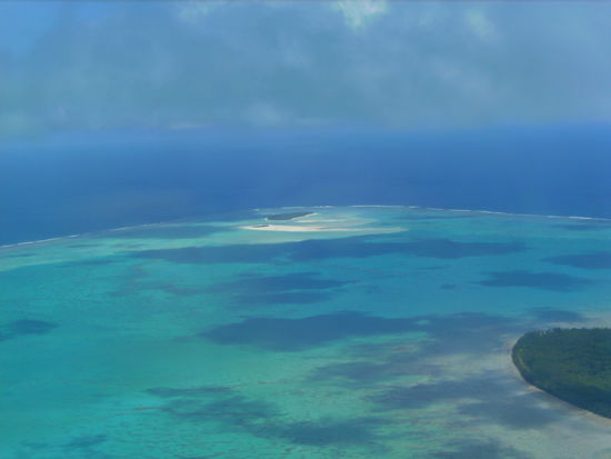 Ein Teil der Lagune beim Abflug...im Hintergrund 2 der kleinen Motus (Inseln), die wir beim Ausflug besucht haben... 