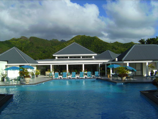 Unser Pool mit Blick auf die Berge Rarotongas
