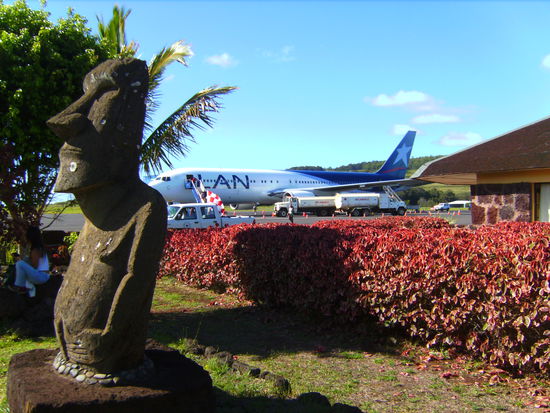 "Mini-Moai" vor unserem Flieger 