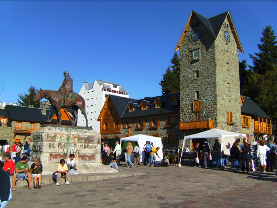 Hauptplatz von Bariloche mit Marktstaendchen