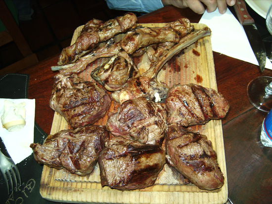 Das sind "NUR" 3 Portionen (ohne Beilagen): 2 Mal Filletsteak zu je 3 Stueck (ca EUR 7,- pro Portion +g+) und 1 Mal Lamm... 