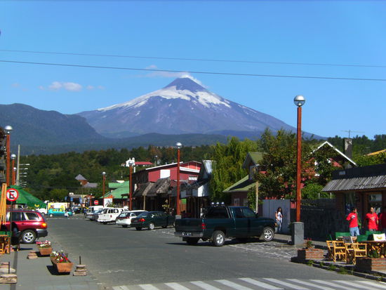 Pucon mit Blick auf den immer rauchenden Vulkan Villarrica