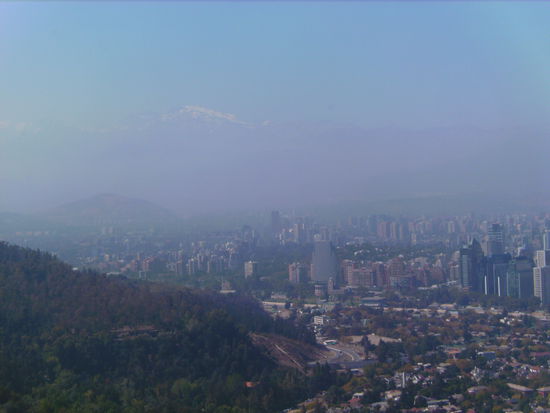 Santiago im Smog...aber im Hintergrund kann man die schneebedeckten 5.000er der Anden erkennen 