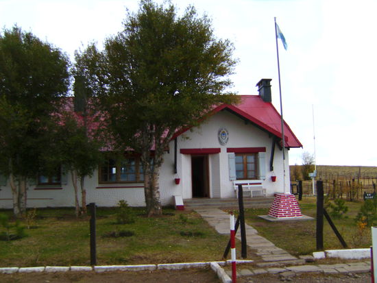 Argentinischer Grenzuebergang in Patagonien...noch ganz altmodisch mit echtem handbetriebenen Grenzschranken 