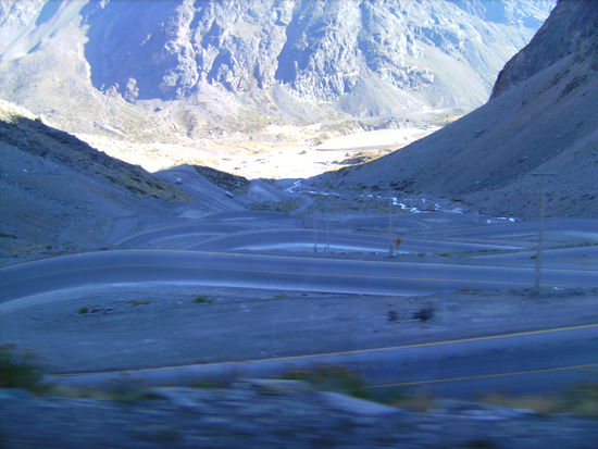 Da hat sich der Bus hinaufgequaelt...selbstverstaendlich gibt es KEINE Leitplanken oder sonstigen Schutz vor dem Absturz... 