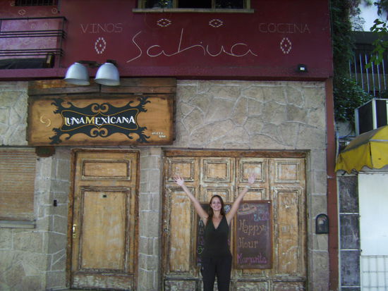 Sabina vor der (am Nachmittag geschlossenen) Weinbar "Sabina"... 