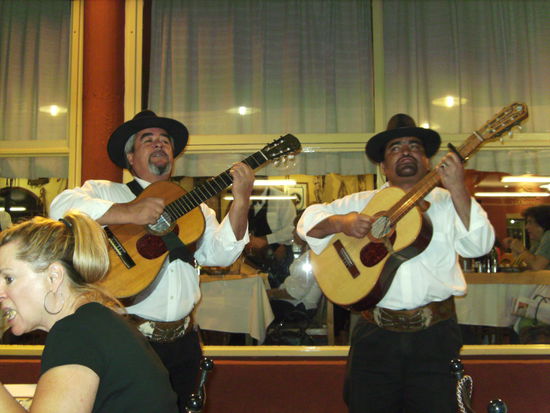 2 sehr motivierte Saenger beim Abendessen *g*
