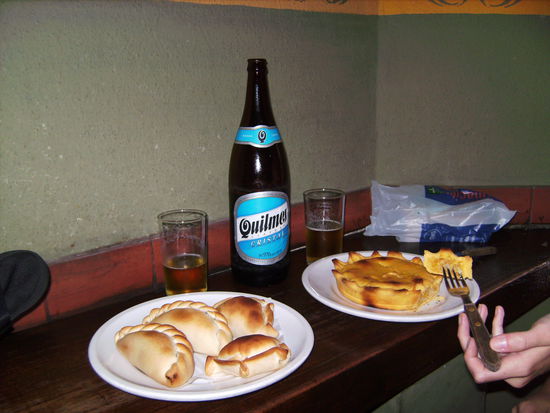 Empanadas (links), Tarta (rechts) und Bier (hinten) 