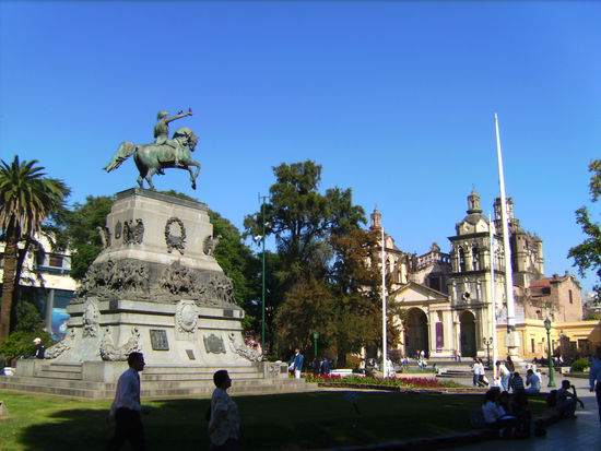 Denkmal auf dem Hauptplatz, dem Plaza San Martin, mit der Kathedrale von Cordoba im Hintergrund