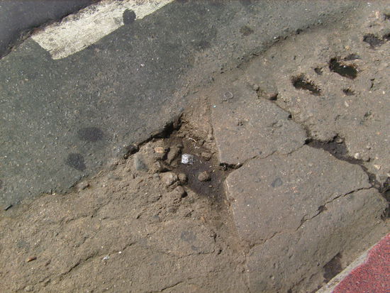 Der Schauplatz des Schreckens am Tag danach...  Es schaut nicht so tief aus, aber es war tief genug um meinen Knoechel zu ueberfordern...