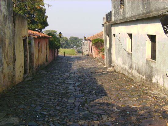 Alte Strasse mit abenteuerlichen Pflastersteinen... 