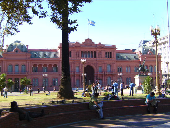 Die "Casa Rosada", das Regierungsgebaeude von Argentinien. Vom Balkon in der Mitte oben hat Evita gesagt, "dass Argentinien nicht um sie weinen soll"... 