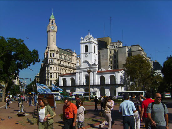 Im Vordergrund das "Cabildo", in dem die Unabhaengigkeitsbewegung Argentiniens im Jahr 1810 mit ihrer Revolution begonnen hat