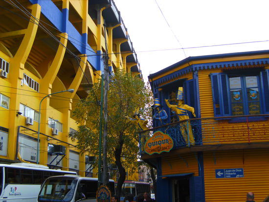 Ein kleiner Teil des Stadions der Boca Juniors! Man braucht glaub ich nicht zu sagen, dass ihre Vereinsfarben blau und gelb sind... 