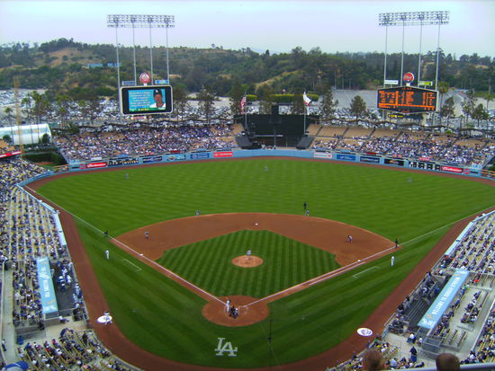 Dodger Stadium...obwohl das Spiel zu Mittag begonnen hat, waren trotzdem ueber 40.000 Zuschauer im Stadion!