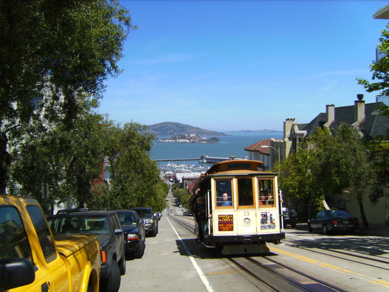 San Francisco pur...Cable Car auf der steilen Strasse mit Alcatraz im Hintergrund