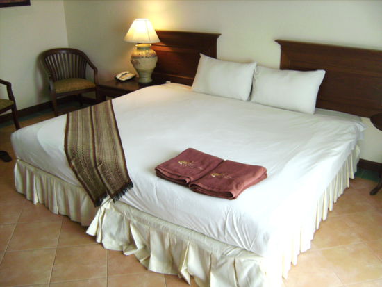 Unser tolles Bett im Hotel Baan Karonburi