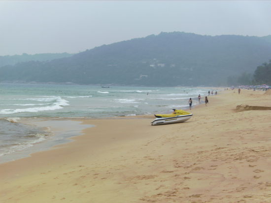 Der Karon Beach bei diesigem, aber regenfreiem Wetter