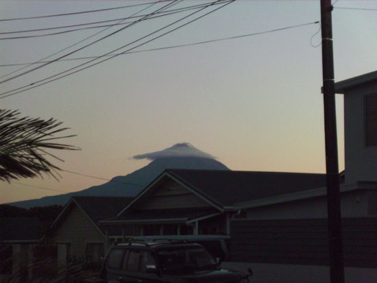 ...und 20 Minuten später war schon wieder die einzige Wolke weit und breit über dem Berg! Sieht aus wie ein Kapperl... 