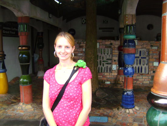 Ein wenig Patriotismus muss sein: Sabina und Horsti vor Hundertwassers Klo in Kawakawa 